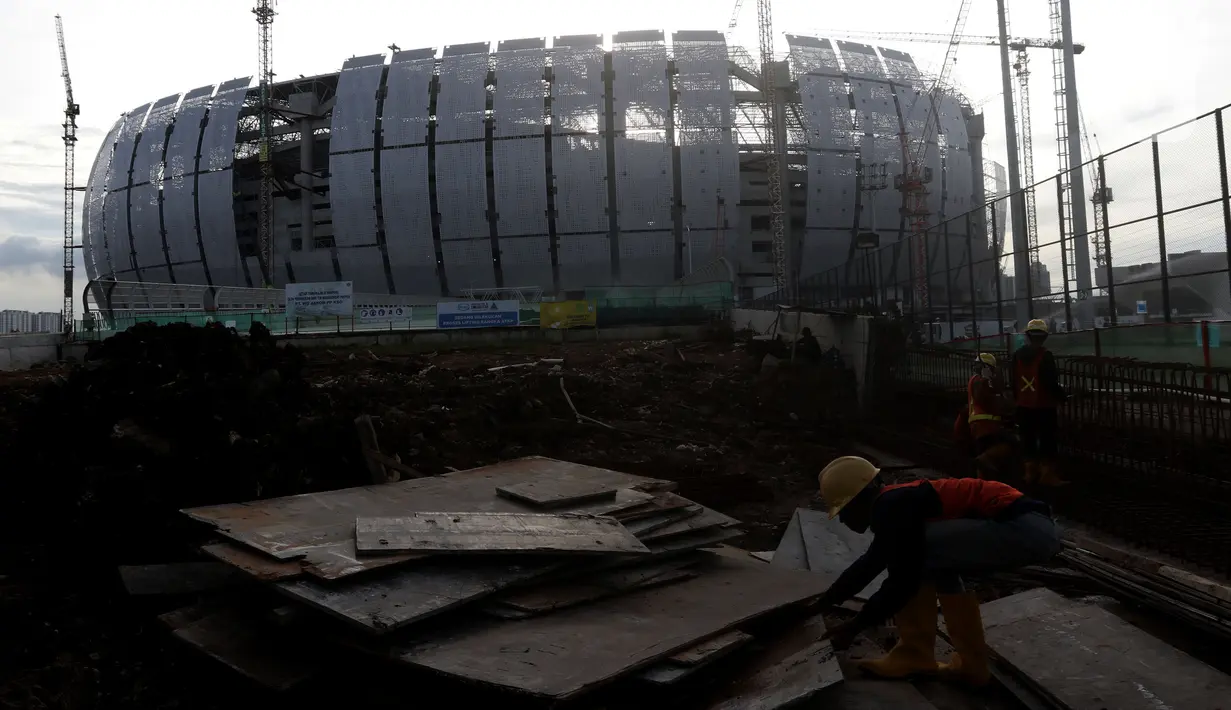 Aktivitas pekerja di area pembangunan Jakarta International Stadium (JIS), Selasa (9/11/2021). Hingga minggu ke-114, progres pembangunan Jakarta International Stadium telah mencapai 81,60 persen dan ditarget selesai pada Desember 2021. (Liputan6.com/Helmi Fithriansyah)