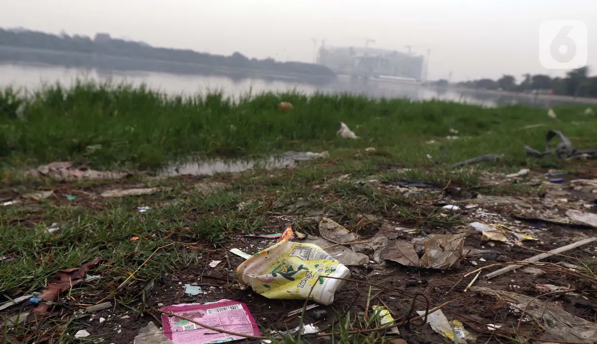 Ceceran sampah plastik terlihat di bibir Waduk Cincin, Jakarta, Sabtu (19/6/2021). Ceceran sampah plastik ini mengganggu kemyamanan warga yang ingin menikmati suasana Waduk Cincin . (Liputan6.com/Helmi Fithriansyah)