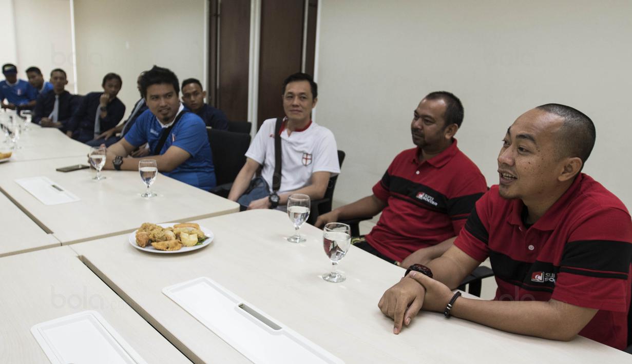 Ketua panitia Super Soccer Futsal Battle, Joko Setyo Pramuji saat media visit di Kantor Redaksi Bola.com, Jakarta, Selasa (17/10/2017). Kunjungan ini dalam rangka jelang grand final Super Soccer Futsal Battle 2017. (Bola.com/Vitalis Yogi Trisna)