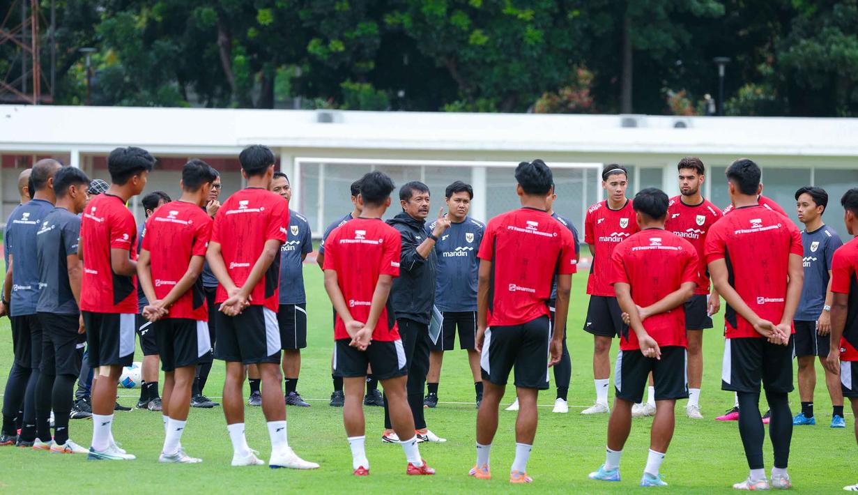 Pelatih Timnas Indonesia U-22, Indra Sjafri menegaskan laga uji coba kontra Mali bukan sekedar ajang eksperimen melainkan memantapkan kerangka tim. Tampak dalam foto, pemain Timnas Indonesia U-22 saat sesi latihan resmi jelang laga melawan Mali di Stadion Madya, Senayan, Jakarta, Jumat (14/11/2025). (Bola.com/M Iqbal Ichsan)