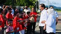 Presiden Joko Widodo atau Jokowi dan Ibu Negara Iriana mendapat sambutan hangat saat transit di Bandar Udara Internasional Pattimura, Kota Ambon, Provinsi Maluku, Jumat (2/9/2022). (Foto: Biro Pers Sekretariat Presiden).