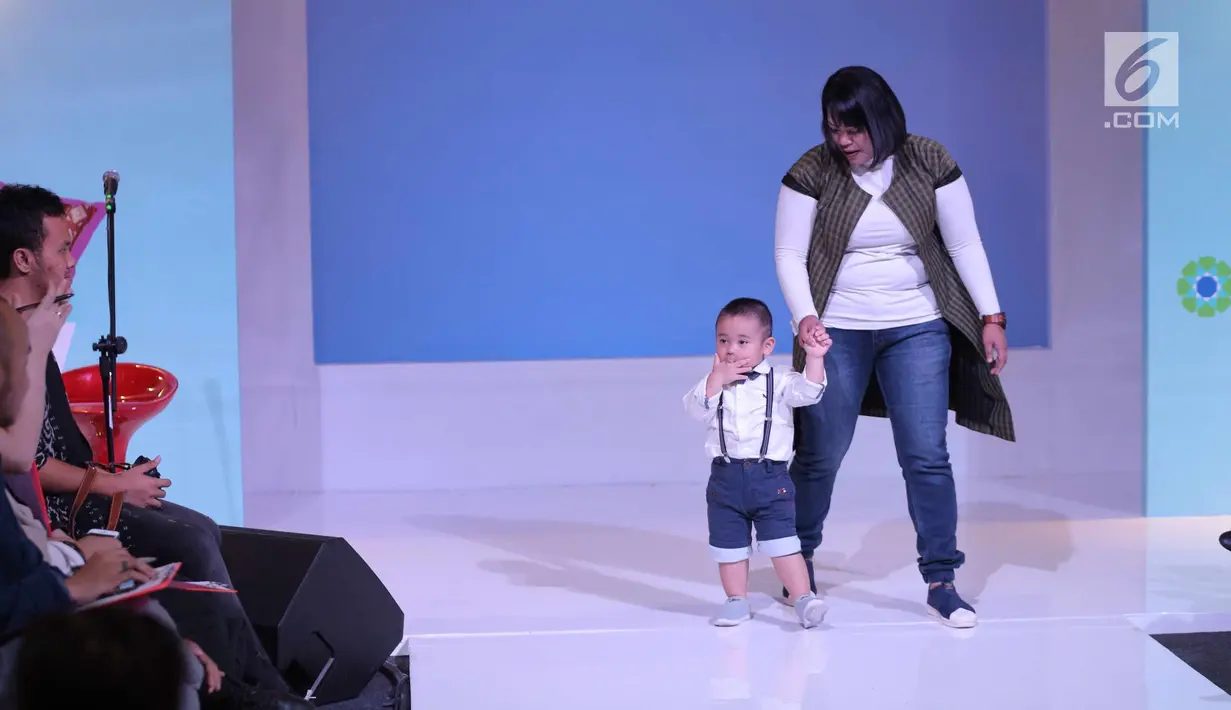 Ibu bersama anaknya berjalan saat mengikuti fashion show Fabalous Mom and Kids 2018 di Fimela Fuchsia Market 2018 di Kota Kasablanka, Jakarta (27/5). (Liputan6.com/Faizal Fanani)