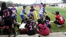 Pemain Uni Papua menyalami pemain Jakarta 69 yang kalah saat Kompetisi Nasional AIA Championship for Women 2018 di Lapangan TNI AU, Jakarta, Sabtu (01/12). Dari turnamen ini akan dipilih 16 orang untuk bertanding di Bangkok. (Bola.com/M Iqbal Ichsan)