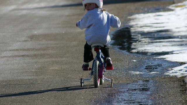 Ilustrasi Anak Bersepeda (Sumber: PublicDomainPictures/pixabay.com)