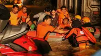 Tim penyelamat saat melakukan evakuasi di Davao, Mindanao. (AFP)