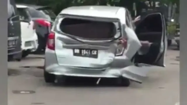 Daihatsu Sigra ringsek akibat ditabrak Porsche Cayenne (IG Agoez_Bandz04)