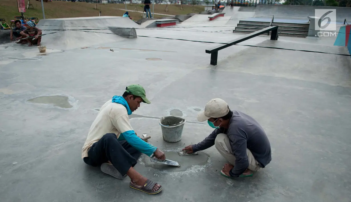 Pekerja melakukan penambalan arena skateboard di Kalijodo, Jakarta, Jumat (2/6). (Liputan6.com/Gempur M Surya)