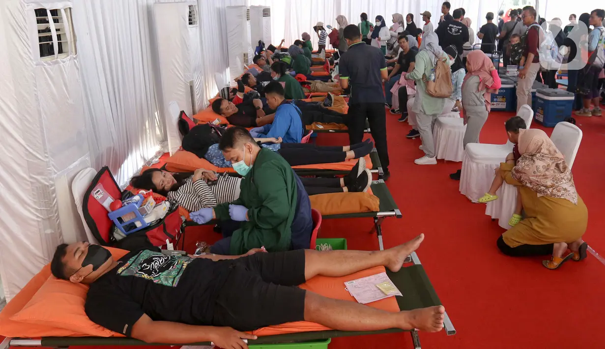 Peringatan tersebut mengangkat tema merayakan 20 tahun memberi : terima kasih pendonor darah. (Liputan6.com/Herman Zakharia)