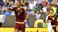 Selebrasi pemain Venezuela Salomon Rondon seusai menjebol jala Uruguay pada laga lanjutan Grup C Copa America 2016. (AFP)