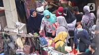 Pengunjung memilih pakaian di kawasan Tanah Abang, Jakarta, Senin (28/2/2022). Menteri Kesehatan (Menkes) Budi Gunadi Sadikin mengatakan pemerintah tengah menyusun strategi untuk mengubah status pandemi Covid-19 menjadi endemi. (Liputan6.com/Angga Yuniar)