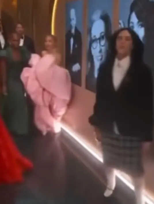 Ia memadukannya dengan rok wol selutut, tas Chanel yang menggemaskan, kaus kaki putih dan sepatu Mary Jane heels. [@arianagrande]