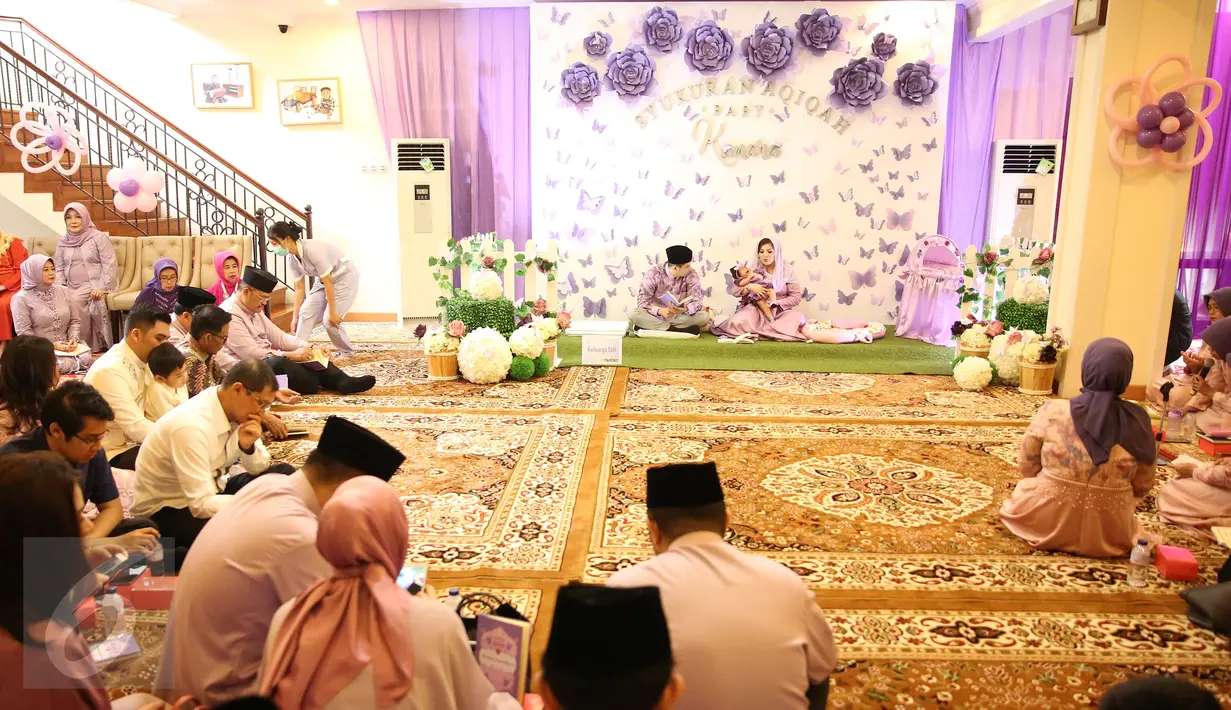 Suasana syukuran aqiqah anak ke 2 dari pasangan Nindy dan Askara, Jakarta, Sabtu (21/1). Pelantun 'Hati Cuma Satu' itu menggelar syukuran kelahiran anak keduanya, Akifa Dhinara Parasady Harsono. (Liputan6.com/Herman Zakharia)