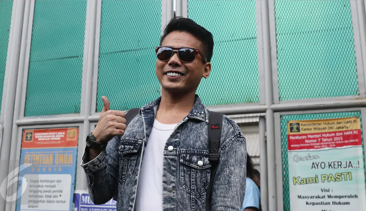 Senyum muncikari artis, Robby Abbas saat menghirup udara bebas di LP Cipinang, Jakarta, Selasa (10/5). Robby yang disebut-sebut mampu memasarkan sejumlah artis kepada pria hidung belang dengan tarif selangit, bebas bersyarat (Liputan6.com/Herman Zakharia)