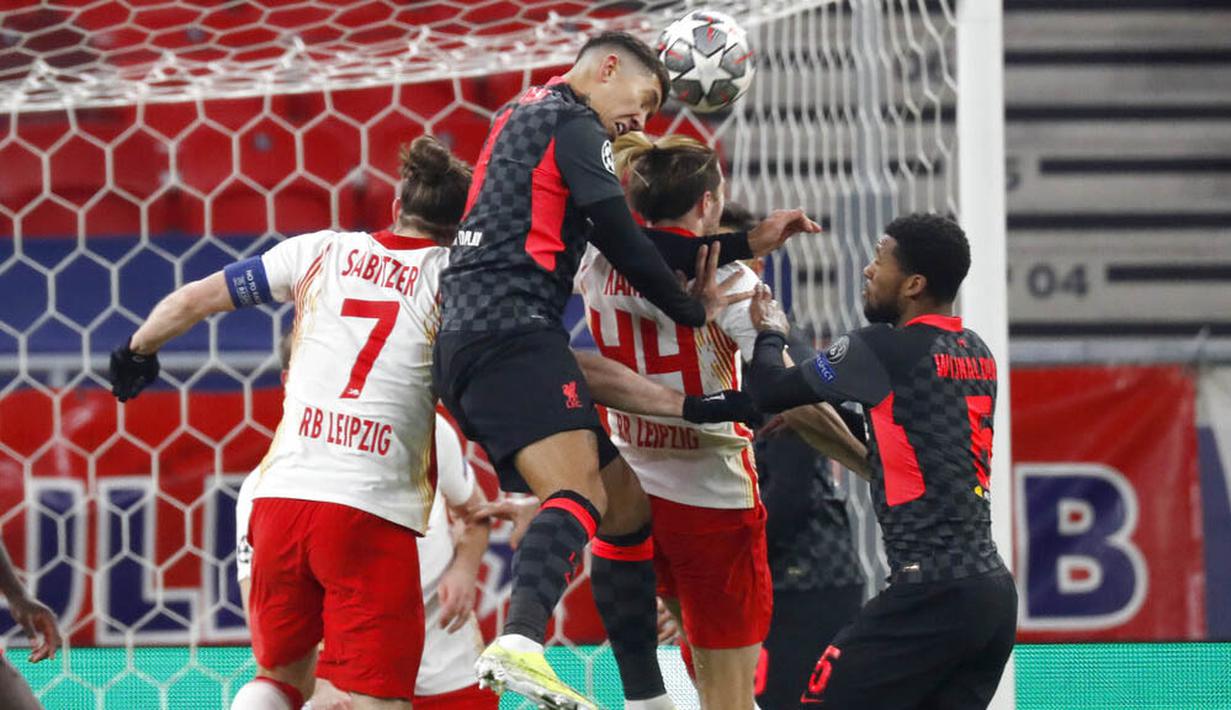 Striker Liverpool, Roberto Firmino, menyundul bola saat melawan RB Leipzig pada laga Liga Champions di Stadion Puskas, Rabu (17/2/2021). Liverpool menang dengan skor 2-0. (AP/Laszlo Balogh)