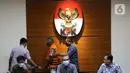Tersangka kasus dugaan penerimaan gratifikasi bersama Bupati Malang periode tahun 2010-2015 dan periode 2016–2021 Eryck Armando Talla (rompi orange) digiring petugas saat dihadirkan pada rilis penetapan masa penahanan di gedung KPK, Jakarta, Kamis (30/7/2020). (Liputan6.com/Helmi Fithriansyah)
