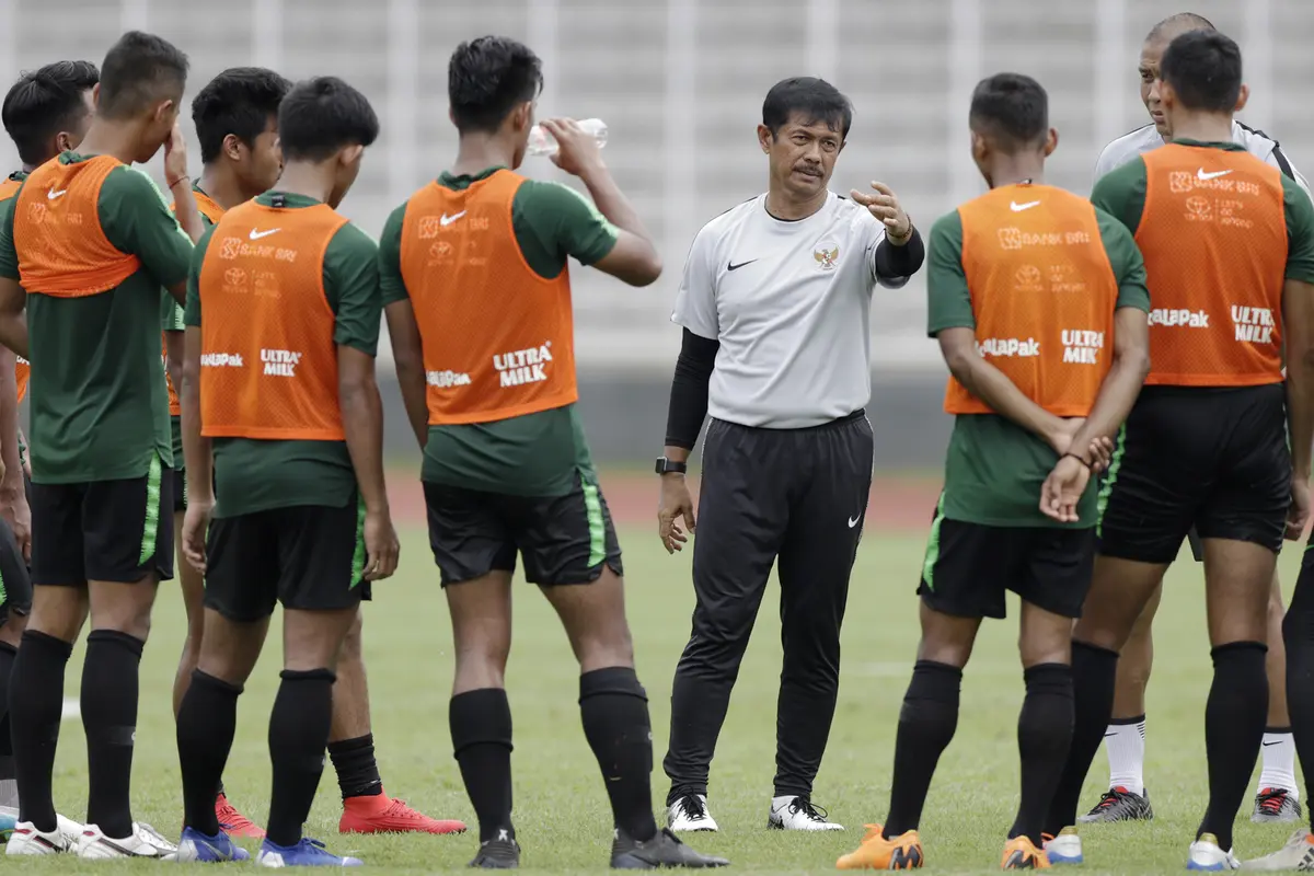 Pelatih Timnas Indonesia U-22, Indra Sjafri, memberikan instruksi kepada para pemainnya. (Bola.com/Yoppy Renato)