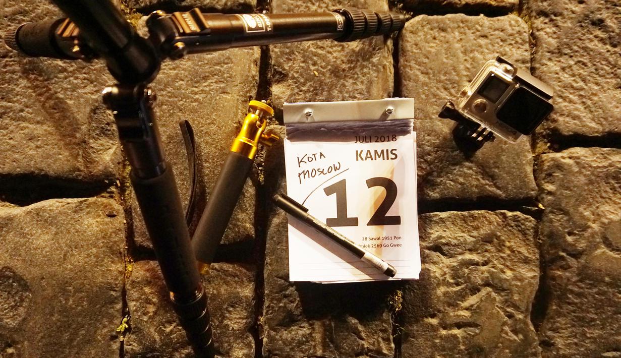 Pada hari ke enam, saya jurnalis Bola.com, Okie Prabhowo, mengunjungi beberapa tempat di Moskow, seperti Stadion Olimpiyskiy, Saint Basil's Katedral dan Monumen Karl Marx. Dan yang mengejutkan disini saya bertemu Aremania. (Bola.com/Okie Prabhowo)