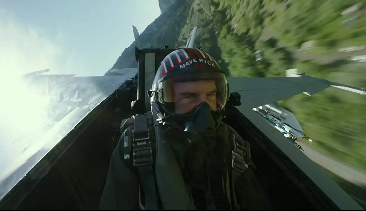 Tom Cruise saat naik pesawat tempur sungguhan dalam film Top Gun: Maverick. (Foto: Paramount Pictures via IMDb)