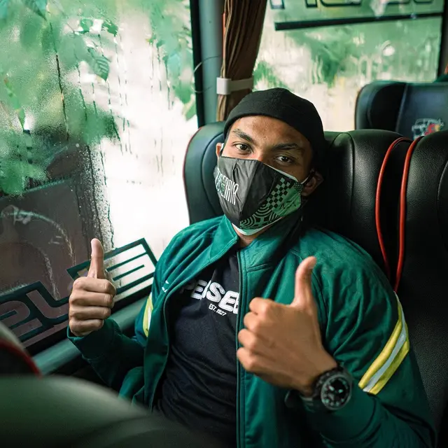 Berangkat ke Jakarta, Ini 6 Potret Punggawa Persebaya saat di Bus