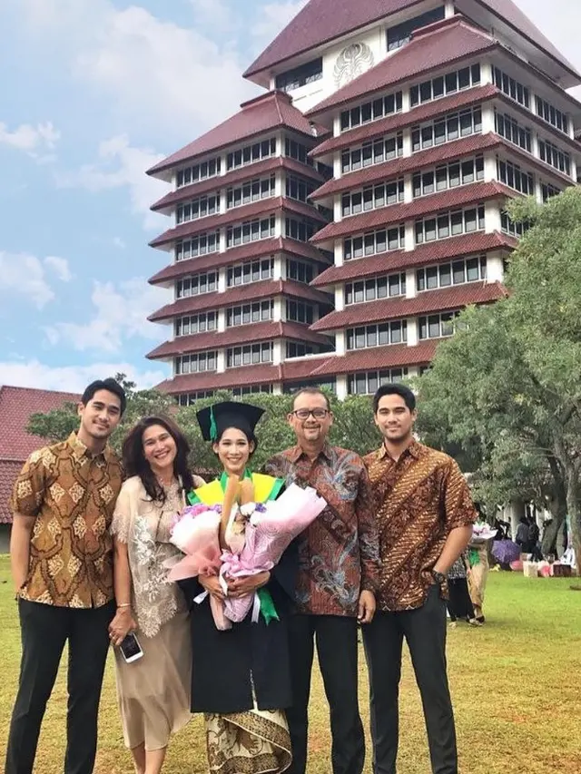 Potret Omar Armandiego Soeharto dan keluarga lulusan UI (Sumber: Instagram/omararmandiego)