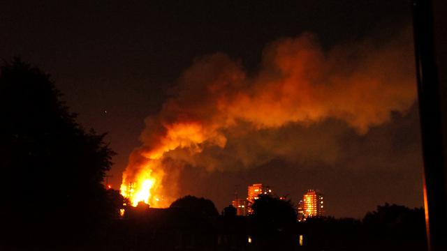 Gedung Apartemen 24 Lantai di London Dilalap Api