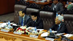 Setya Novanto, Taufik Kurniawan dan Agus Hermanto saat memimpin sidang Paripurna membahas pencalonan Komjen Pol Budi Gunawan sebagai Kapolri, Jakarta, Kamis (15/1/2015). (Liputan6.com/Faisal R Syam)