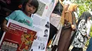 Dalam aksinya mereka membawa sejumlah surat rekomendasi yang telah dibungkus dalam bingkai yang berisi tentang menuntaskan kasus pelanggaran HAM, Jakarta, Kamis (28/4/14). (Liputan6.com/Miftahul Hayat) 