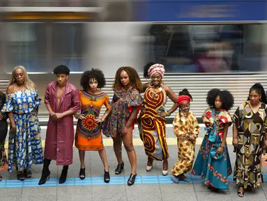 Model mengenakan pakaian yang dirancang oleh siswa dari komunitas Afro-Brasil jelang Hari Kesadaran Kulit Hitam dalam stasiun kereta bawah tanah di Sao Paulo, Brasil, 19 November 2021. Hari Kesadaran Kulit Hitam diperingati setiap tahun pada 20 November. (AP Photo/Andre Penner)