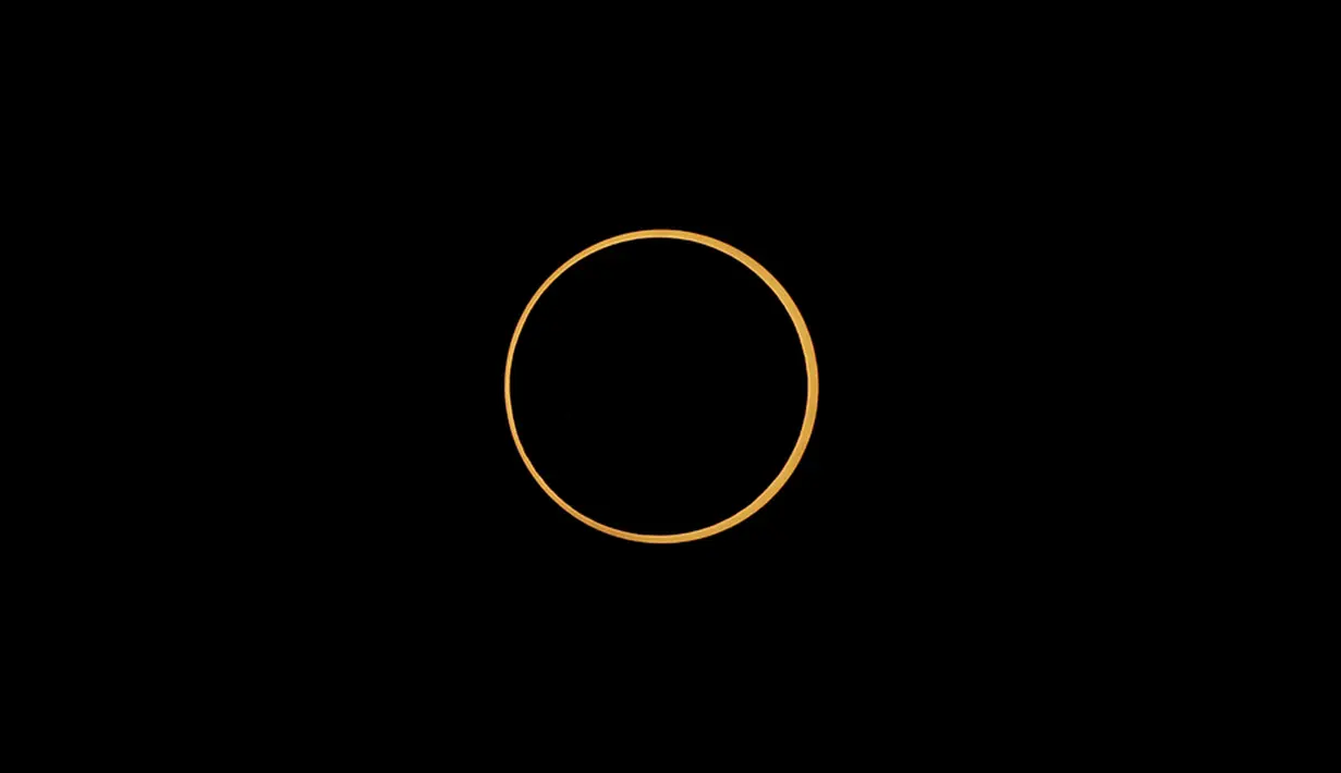 Akibatnya Bulan tampak sedikit lebih kecil dan sedikit lebih besar. Nah, Gerhana Matahari Cincin Api terjadi ketika Bulan tampak relatif kecil di langit. Karena itu, gerhana ini sehingga tidak sepenuhnya menutupi piringan Matahari. Dari situlah tampak 'cincin' luar tipis yang disebut cincin api (ring of fire). (AP Photo/Ivan Valencia)
