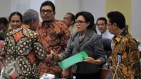 Menkeu Sri Mulyani bersalaman dengan anggota Banggar DPR usai menggelar rapat kerja di Kompleks Parlemen, Senayan, Jakarta, Kamis (25/8). (Liputan6.com/Johan Tallo)