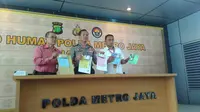 Polda Metro Jaya saat mengungkap penangkapan 3 polisi penerima uang pungli pembuatan SIM. (Liputan6.com/Muslim AR)
