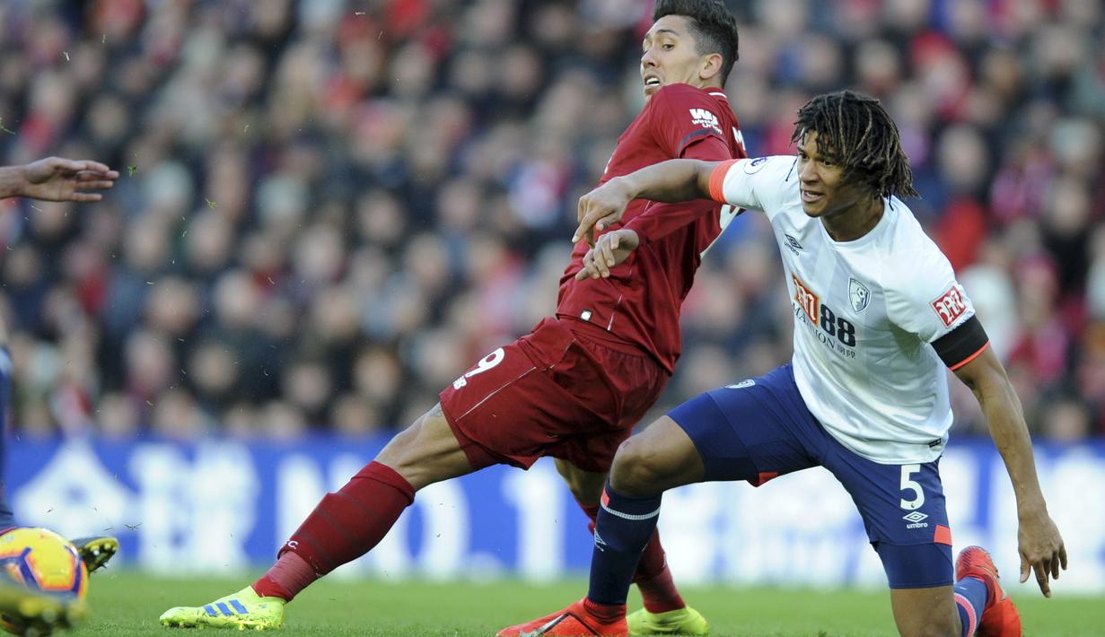 Penyerang Liverpool, Roberto Firmino, berebut bola dengan bek AFC Bournemouth, Nathan Ake, pada laga Premier League di Stadion Anfield, Sabtu (9/2). Liverpool menang 3-0 atas AFC Bournemouth. (AP/Rui Vieira)