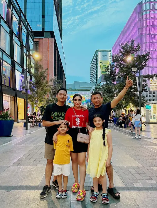 Melalui media sosial, Ashanty pun mengunggah momen selama liburan di Thailand bersama keluarga tercinta. Momen kebersamaan keluarga selebriti ini pun tak lepas dari perhatian netizen. (Liputan6.com/IG/@ashanty_ash)