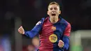 Pemain Barcelona, Fermin Lopez melakukan selebrasi setelah mencetak gol ke gawang Valencia pada laga lanjutan Liga Spanyol 2024/2025 di Estadi Olimpic Lluis Companys, Barcelona, Spanyol, Senin (27/01/2025) dini hari WIB. (AFP/Manaure Quintero)