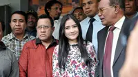 Prilly Latuconsina bersama pengacaranya melapor di SPK Polda Metro Jaya terkait penyebaran foto bugil miripnya [Foto: Panji Diksana/Liputan6.com]