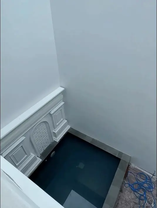 Potret kolam renang yang berada di dalam ruangan tampak indah dengan dinding model ukir-ukiran. Bikin makin betah. [Instagram/bellashofie_rigan]