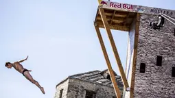 Atlet Andy Jones asal Amrika Serikat mencoba menaklukan jarak 27,5 meter pada ajang Red Bull Cliff Diving World Series di Mostar, Bosnia and Herzegovina, (23/9/2016). (AFP/RED BULL/ Dean Treml)