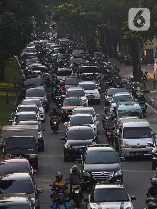 Lalu lintas dipadati oleh masyarakat yang hendak menuju Jakarta untuk berbagai keperluan. Mulai dari bekerja sampai sekolah. (merdeka.com/imam buhori)