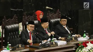 Ketua MPR Zulkifli Hasan saat mengetuk palu dalam Sidang Tahunan MPR RI Tahun 2017 di Gedung Parlemen Senayan, Jakarta, Rabu (16/08). (Liputan6.com/Johan Tallo)