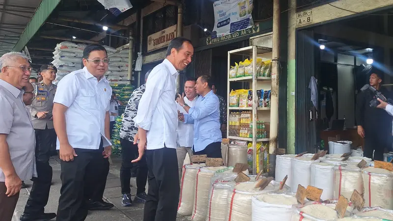 Presiden Joko Widodo atau Jokowi mengecek stok beras di Pasar Induk Beras Cipinang