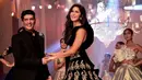 Aktris Bollywood Katrina Kaif bersama perancang busana Manish Malhotra tersenyum di atas catwalk Lakme Fashion Week (LFW) Winter Festive 2019 di Mumbai (20/8/2019). (AFP Photo/Sujit Jaiswal)