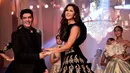 Aktris Bollywood Katrina Kaif bersama perancang busana Manish Malhotra tersenyum di atas catwalk Lakme Fashion Week (LFW) Winter Festive 2019 di Mumbai (20/8/2019). (AFP Photo/Sujit Jaiswal)