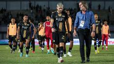 Pelatih Dewa United, Jan Olde Riekerink (kanan) berjalan meninggalkan lapangan setelah menyapa para penggemar yang hadir dalam pertandingan lanjutan BRI Liga 1 2022/2023 melawan Persis Solo di Stadion Indomilk Arena, Tangerang, Sabtu (14/01/2023). (Bola.com/Bagaskara Lazuardi)