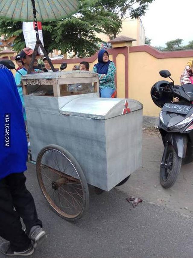 6 Gerobak Jualan Ini Bentuknya Nyeleneh Banget, Pembeli Tepuk Jidat