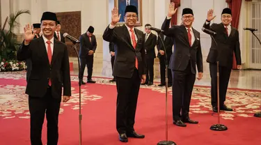 Pejabat baru Menteri ESDM Bahlil Lahadalia (kiri), Menkumham Supratman Andi Atgas (kedua kiri), Kepala BKPM/Menteri Investasi Roslan Roeslani (kedua kanan) dan Wamen Kominfo Angga Raka Prabowo (kanan) bersiap mengikuti pelantikan di Istana Negara, Jakarta, Senin (19/8/2024). (Yasuyoshi CHIBA / AFP)