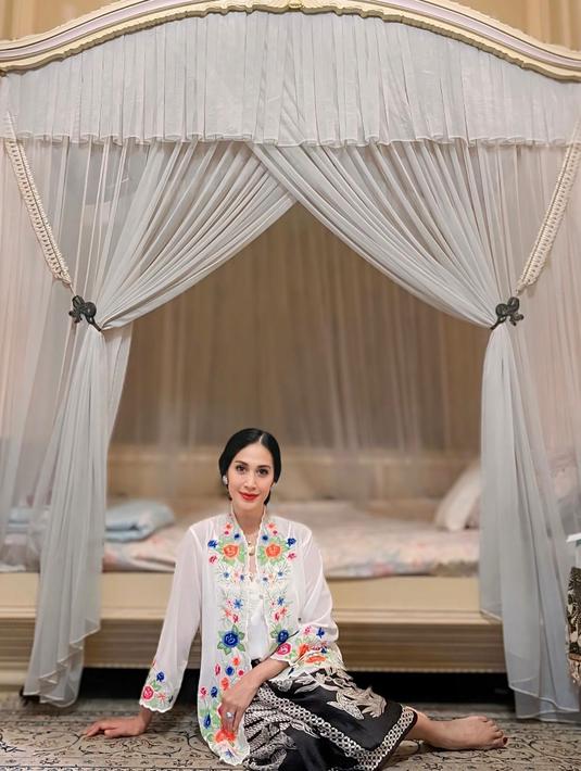 Dalam kepulangannya ke kota kelahirannya ini Diah Permatasari yang mengunjungi Pura Mangkunegaran ini pun banyak abadikan foto keren. Tampil dengan busana yang menawan, sosoknya yang tampil awet muda ini banjir pujian dari netizen. (Liputan6.com/IG/@dps_diahpermatasari)