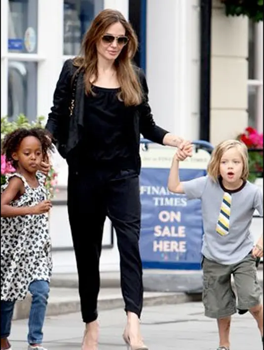 “Angelina sedang merencanakan berbagai hal saat  di rumahnya bersama anak-anak, seperti BBQ, memasak beberapa makanan, dan bersenda gurau,’” tutur sumber yang dilansir Hollywoodlife.com. (Twitter/Joliestweet)