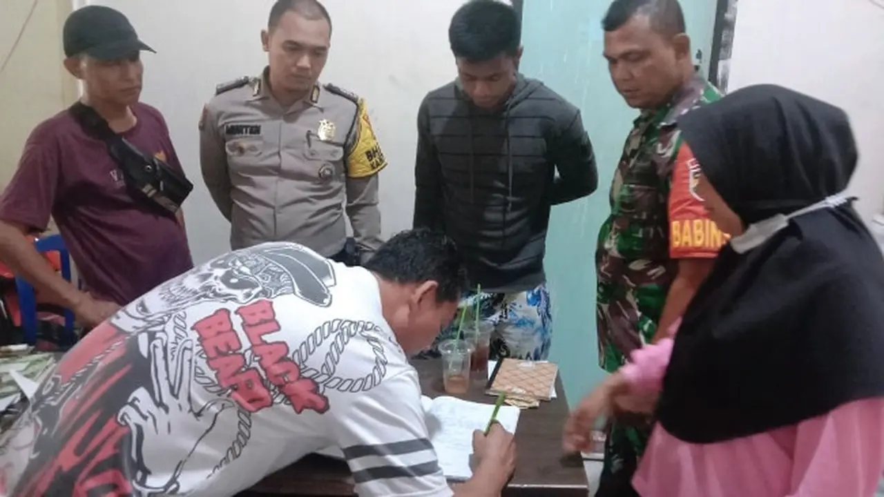 Proses perdamaian pelaku pencurian HP dengan korban yang dilakukan personel Polsek Payung Sekaki.