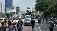 Massa dari HMI menggelar aksi demo menolak kenaikan BBM di Patung Kuda, Jalan Medan Merdeka Barat, Jakarta Pusat, Senin (5/9/2022). Polisi mengalihkan arus lalu lintas di sekitar lokasi. (Liputan6.com/Ady Anugrahadi)