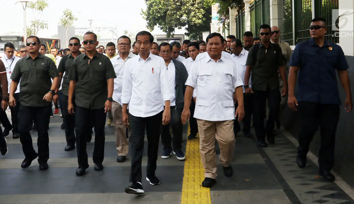 Presiden terpilih Joko Widodo atau Jokowi (kiri) bersama Ketua Umum Partai Gerindra Prabowo Subianto berjalan usai keluar dari Stasiun MRT Senayan, Jakarta, Sabtu (13/7/2019). Jokowi dan Prabowo mendapat pengawalan ketat Paspampres saat menuju FX Sudirman untuk makan siang. (Liputan6.com/JohanTallo)